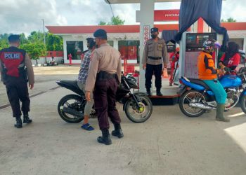 Pasca Kenaikan Harga BBM Personil Sat Binmas Amankan SPBU Pertamina