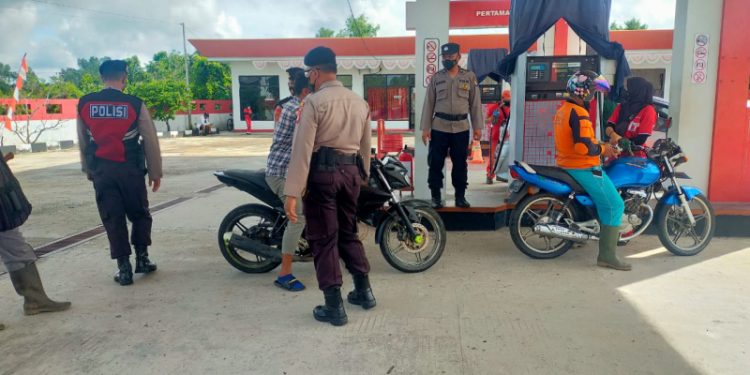 Pasca Kenaikan Harga BBM Personil Sat Binmas Amankan SPBU Pertamina