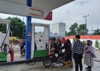 Usai Apel Pagi Rutin, Personel Polres Seruyan Pantau SPBU