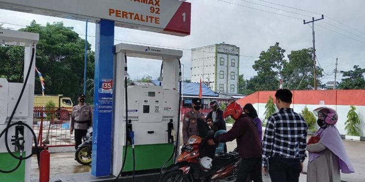 Usai Apel Pagi Rutin, Personel Polres Seruyan Pantau SPBU