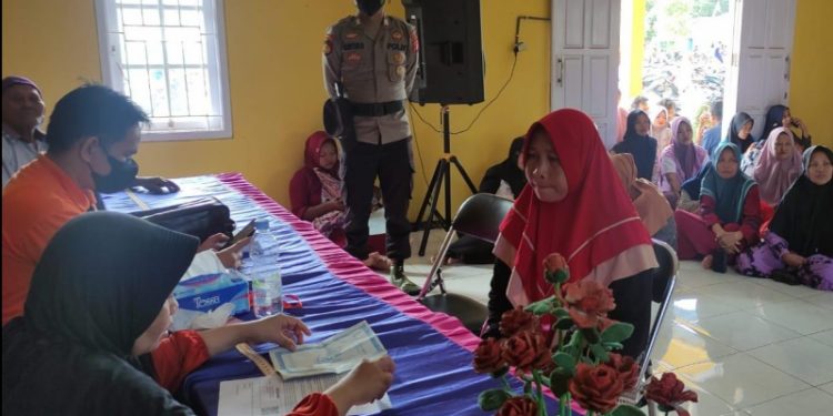 Pastikan Aman!! Pembagian BLT BBM Dikawal Polsek Seruyan Tengah