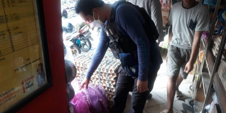 Cegah Kelangkaan Bapok, Anggota Satreskrim Sidak Pasar Saik Kuala Pembuang