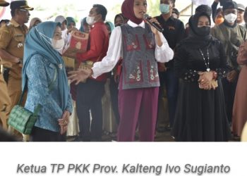 Peduli Stunting, Ivo Sugianto Sabran Serahkan Bantuan Makanan Tambahan Untuk Anak di Hanau