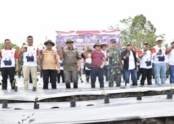 Atasi Laju Inflasi, Gubernur Sugianto Sabran Pimpin Gerakan Tanam Bawang Merah dan Cabai