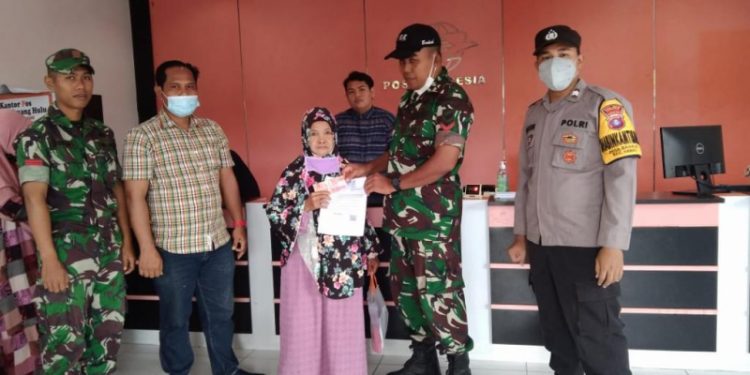 Polisi dan TNI Kawal Pembagian BLT ke Warga yang Terdampak Kenaikan Harga BBM