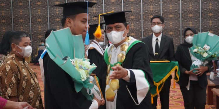 Sahli Yuas Elko Hadiri Rapat Senat Terbuka Wisuda Sarjana Angkatan XXV UNKRIP