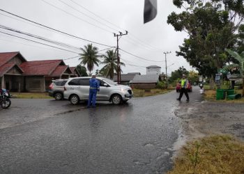 Diguyur Hujan, Satlantas Polres Seruyan Tetap Hadir Lakukan Pengaturan Lalu Lintas