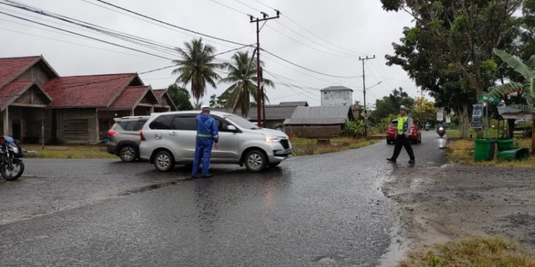 Diguyur Hujan, Satlantas Polres Seruyan Tetap Hadir Lakukan Pengaturan Lalu Lintas