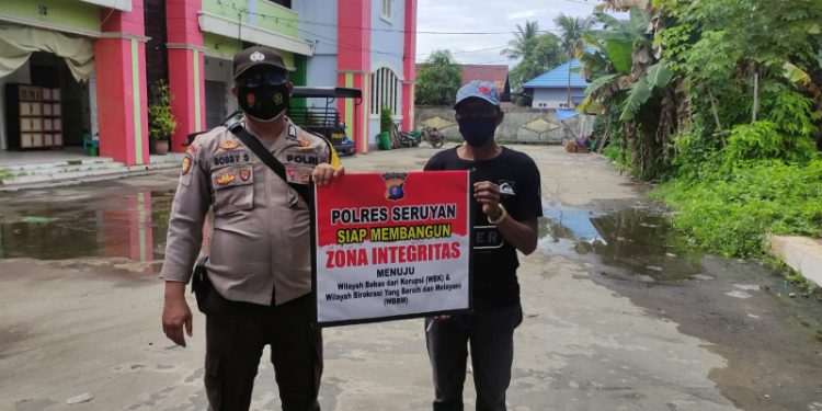 Polsek Seruyan Hilir Sosialisasi Zona Integritas di Pasar Saik