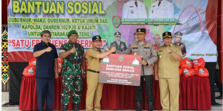 Gubernur Serahkan 20 Ribu Paket Bansos Bagi Masyarakat Terdampak Banjir