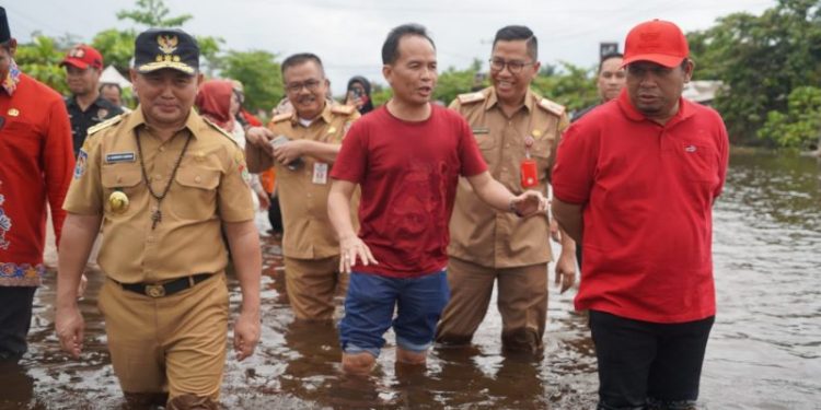 Gubernur Sugianto Sabran Ingatkan Bupati/Wali Kota Perhatikan Kesehatan Warga Terdampak Banjir