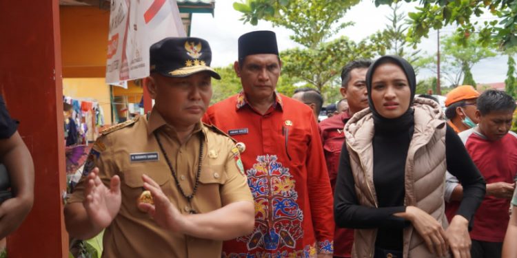 Gubernur H. Sugianto Sabran Tinjau Langsung Pengungsian Banjir di Natai Palingkau