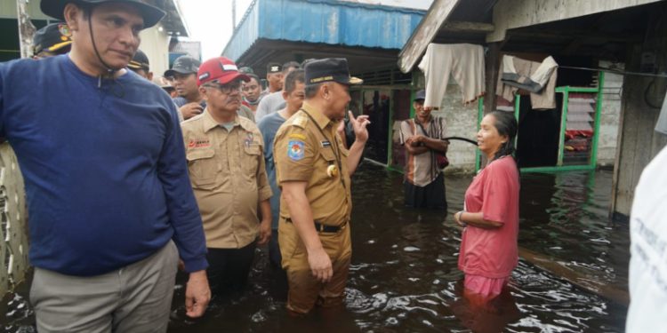 Susuri Pemukiman Terdampak Banjir, Gubernur Sugianto Sabran Distribusi Langsung Bantuan