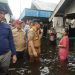 Susuri Pemukiman Terdampak Banjir, Gubernur Sugianto Sabran Distribusi Langsung Bantuan