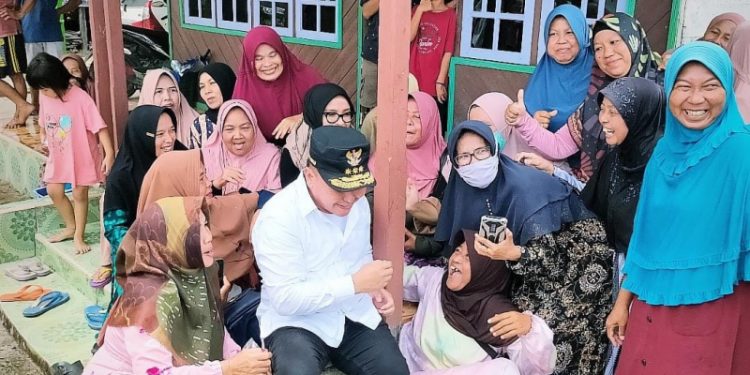 Gubernur H. Sugianto Sabran Sambangi Pengungsi di Kelurahan Kotawaringin Hulu