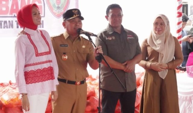 Gubernur dan Anggota DPR RI Agustiar Sabran Subsidi Penuh 10 Ribu Paket Sembako Pasar Penyeimbang di Kapuas