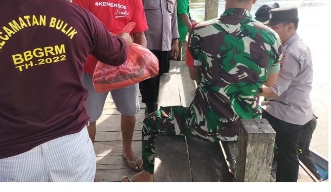 Masyarakat Terdampak Banjir Antusias Terima Bantuan Paket Sembako Gubernur Kalteng