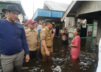 Susuri Pemukiman Terdampak Banjir di Mendawai Kobar, Gubernur Sugianto Distribusi Langsung Bantuan