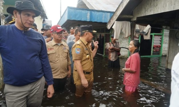 Susuri Pemukiman Terdampak Banjir di Mendawai Kobar, Gubernur Sugianto Distribusi Langsung Bantuan