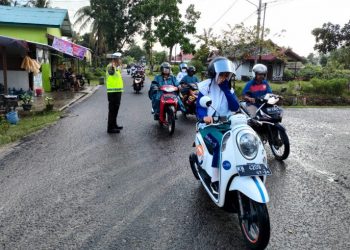 Meskipun Hujan Sat Lantas Polres Seruyan Tetap Layani Masyarakat