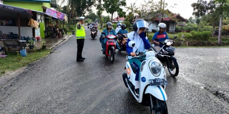 Meskipun Hujan Sat Lantas Polres Seruyan Tetap Layani Masyarakat