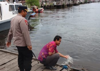 Antisipasi Banjir, Kapolres Seruyan Cek Debit Air Sungai