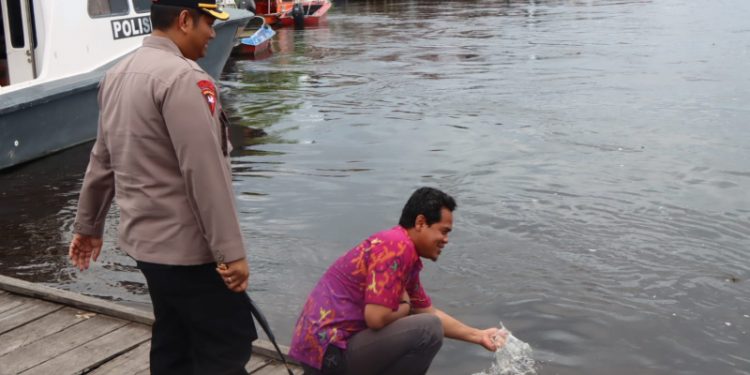 Antisipasi Banjir, Kapolres Seruyan Cek Debit Air Sungai