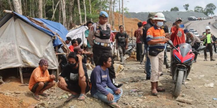 Dengan Humanis, Polda Kalteng Tertibkan Warga Ambil Batu Emas di IMK