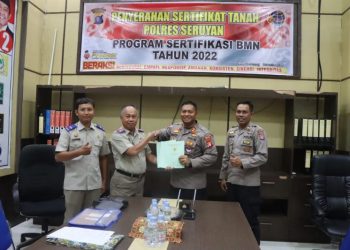 Personil Baglogistik Polres Seruyan Terima Sertifikat Tanah Dari BPN