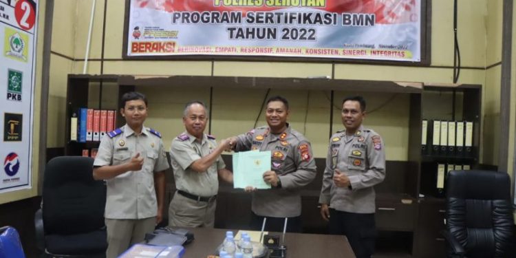 Personil Baglogistik Polres Seruyan Terima Sertifikat Tanah Dari BPN