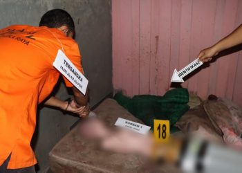 Rekonstruksi Pembunuhan Pasutri Diperagakan Pelaku Fajri