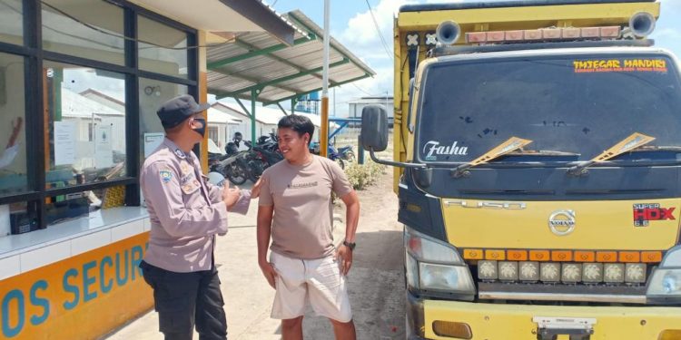 Anggota Polsek Hanau Patroli di Area Pabrik Perusahaan Kelapa Sawit