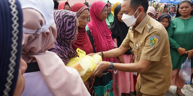 Pemko Palangka Raya Salurkan Bansos Untuk Warga Terdampak Banjir di Tiga Kelurahan