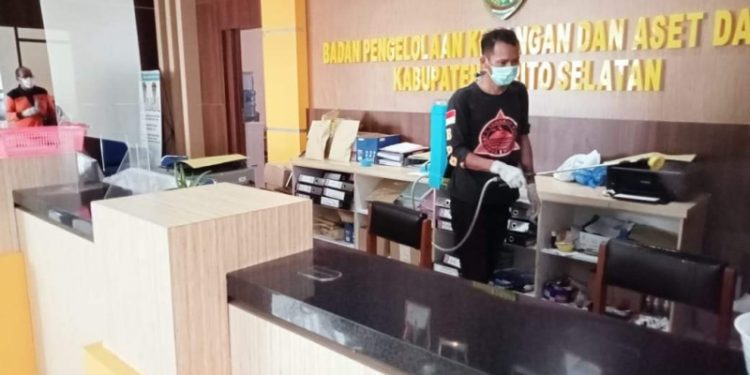 BPBD Barsel Rutin Semprotkan Desinfektan