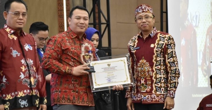 Perwakilan BKKBN Kalimantan Tengah Raih Penghargaan Tertinggi Keterbukaan Informasi Publik