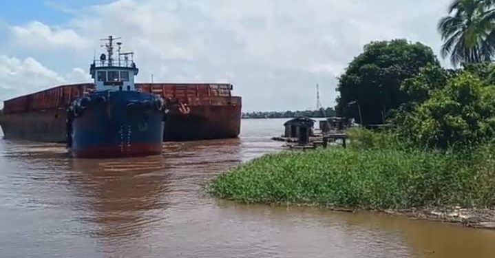 Dishub Barsel Larang Tongkang Tambat di Tengah DAS Barito