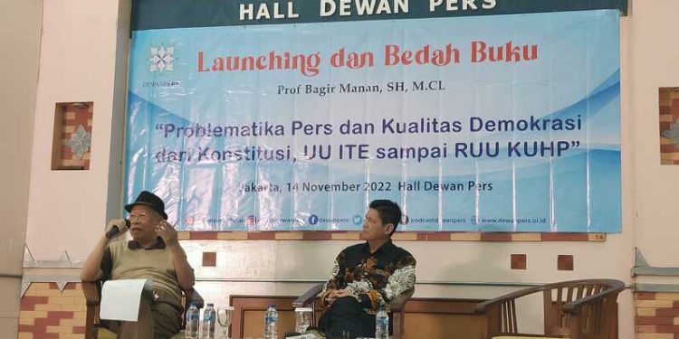 Bagir Manan Luncurkan Buku Problematika Pers dan Kualitas Demokrasi