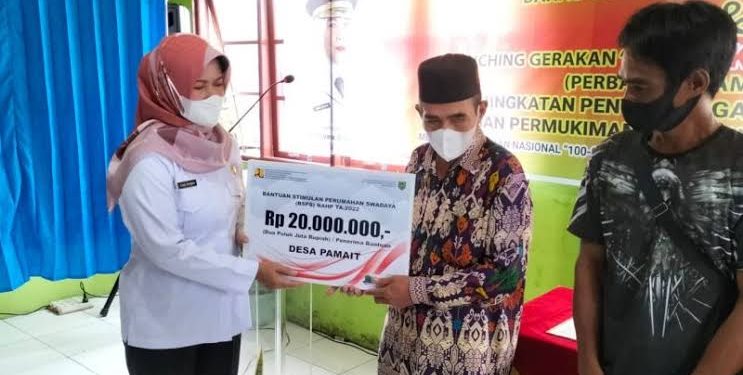 Pemkab Barsel Serahkan Buku Tabungan Penerima Bantuan Stimulan Perumahan Swadaya NAHP