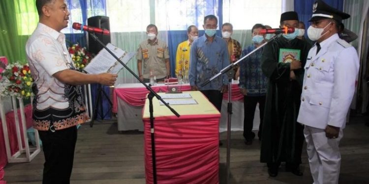 Eddy Raya Samsuri Lantik PAW Kades Kalanis