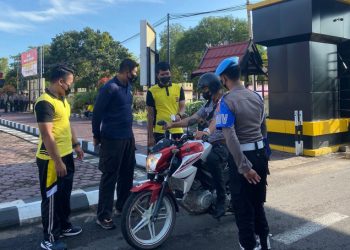 Sidokkes Laksanakan Pemeriksaan Suhu Tubuh Sebelum Memasuki Mako Polres Seruyan