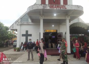 Solid! Polres Seruyan dan Koramil 1015-14 Kuala Pembuang Amankan Gereja Imanuel