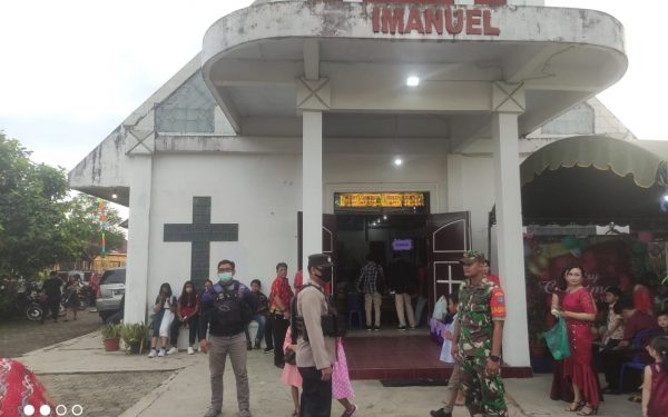 Solid! Polres Seruyan dan Koramil 1015-14 Kuala Pembuang Amankan Gereja Imanuel