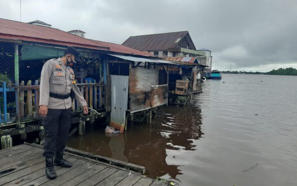 Waspada Potensi Banjir, Personil Polsek Seruyan Hilir Rutin Cek Kondisi Sungai
