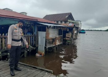 Waspada Potensi Banjir, Personil Polsek Seruyan Hilir Rutin Cek Kondisi Sungai