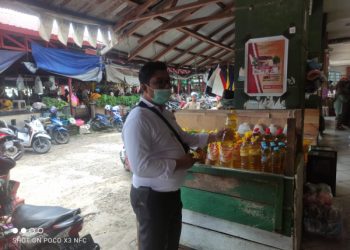 Pastikan Stok Minyak Goreng Aman, Polsek Serhil Cek Stok dan Harga