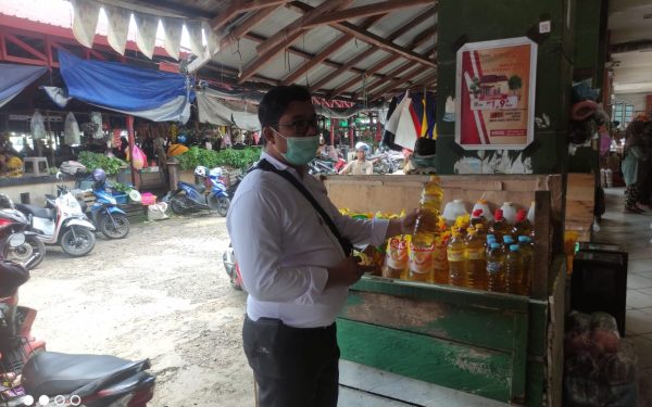 Pastikan Stok Minyak Goreng Aman, Polsek Serhil Cek Stok dan Harga