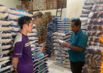 Jelang Nataru, Polsek Hanau Lakukan Monitoring Harga dan Stok Beras