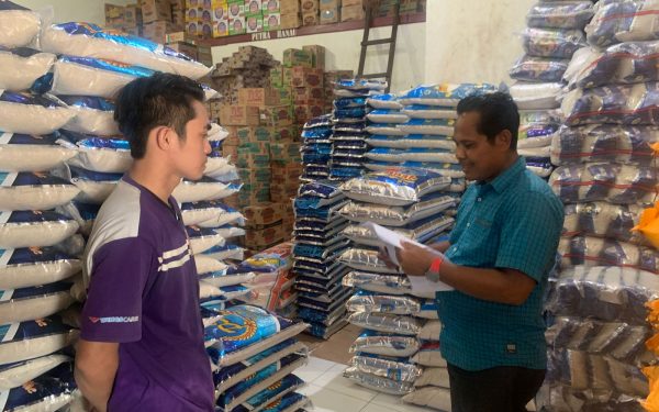 Jelang Nataru, Polsek Hanau Lakukan Monitoring Harga dan Stok Beras