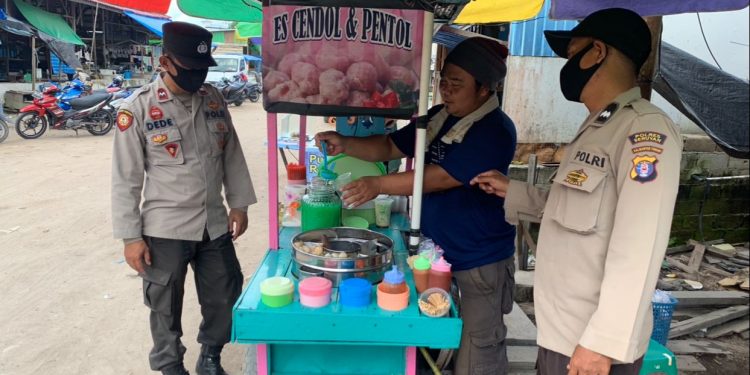 Sambangi Pedagang, Kanit Binmas Polsek Hanau Beri Himbauan Kamtibmas