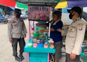 Sambangi Pedagang, Kanit Binmas Polsek Hanau Beri Himbauan Kamtibmas